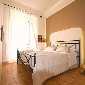 https://luxury-white-house-rome.it-romehotels.com
